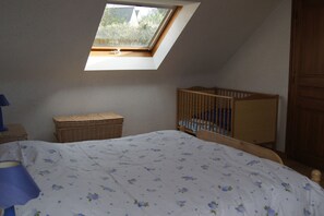 2 bedrooms, iron/ironing board, WiFi