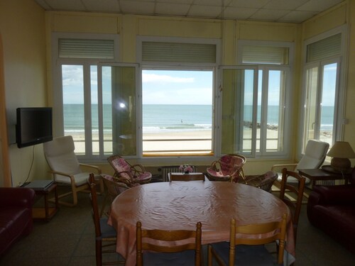 Exceptional setting across from the sea with private access to the beach