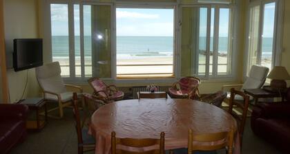 Exceptional setting across from the sea with private access to the beach