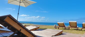 Large house overlooking the beach with 180 ° ocean views.