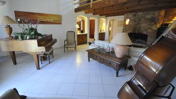 Smart TV, chimenea, reproductor de DVD, estéreo