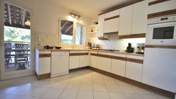 Refrigerador, microondas, horno, placa de cocina