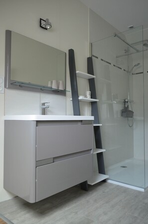 Dusche, Haartrockner, Handtücher