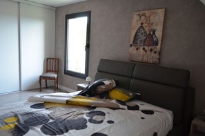 4 bedrooms, iron/ironing board, free WiFi, bed sheets