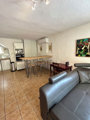 TV, books - 'Eucalyptus,' 3-room apt. on a Provençal villa, 400 m from the sea (Saint-Cyr-Sur-Mer)