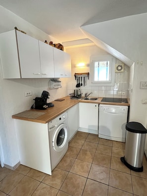 Réfrigérateur, micro-ondes, four, plaque de cuisson