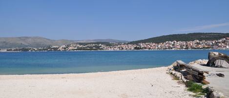 Una spiaggia nelle vicinanze