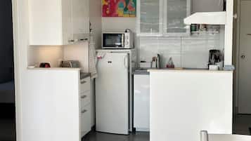 Een koelkast, een microgolfoven, een oven, een kookplaat