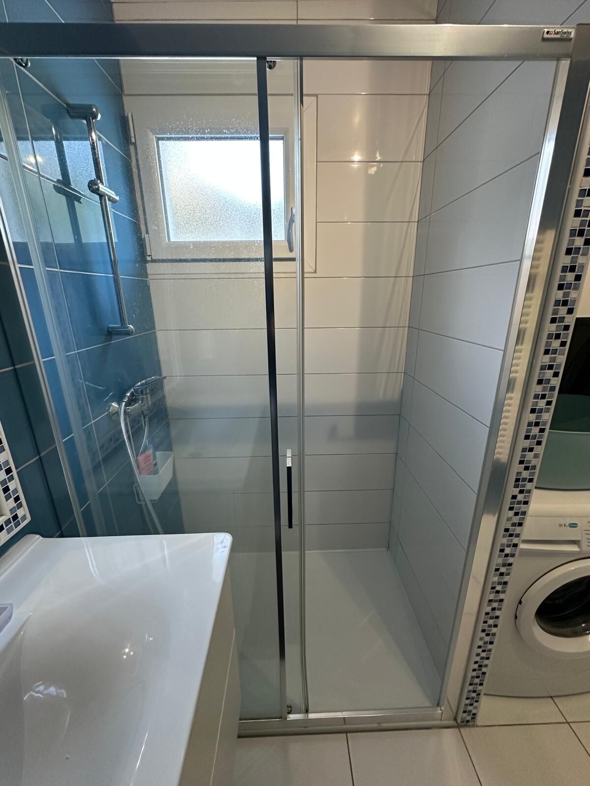 Dusche, Haartrockner, Handtücher, Toilettenpapier