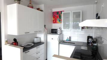 雪櫃、微波爐、焗爐、爐具