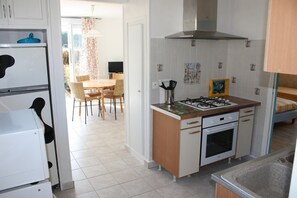 Frigorífico, microondas, horno y placa de cocina