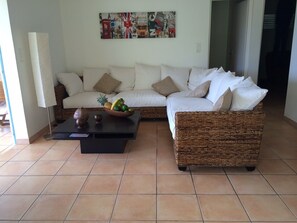 TV, books - Beautiful villa T3 quiet with great views - pool (Sainte Luce)