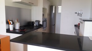 Frigorífic, microones, forn i placa de cuina 