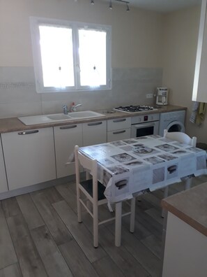 Frigorífico, microondas, horno y placa de cocina