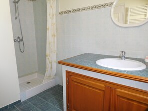 Regadera, jabón, papel de baño