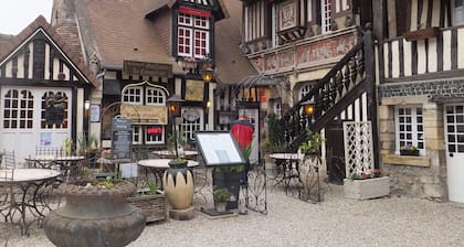 Duplex loft facing the port, large terrace, walking distance to the beach, parking