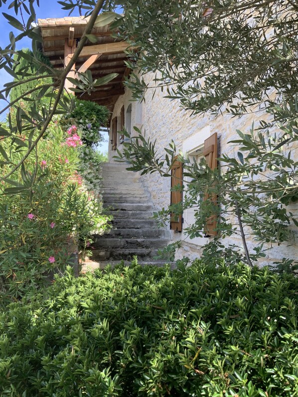 تفاصيل الفندق من الخارج