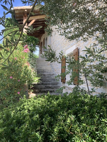 Gite maison quercynoise  avec piscine partagée  pour 10  personnes