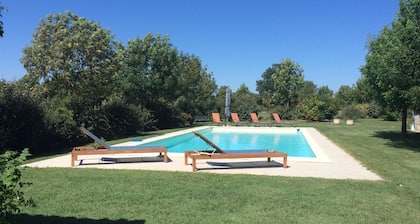 Cabaña totalmente renovada con piscina para 12 personas.