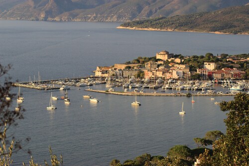 In Furnangina, Familienvilla mit Meerblick, gepflegtem Garten und Swimmingpool