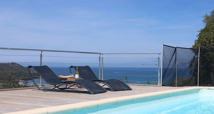 A Furnangina, villa familiale vue sur mer, jardin arboré et piscine