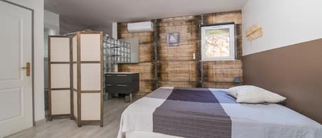 4 bedrooms, iron/ironing board, travel cot, free WiFi