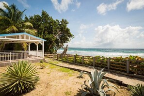 Property grounds - Villa Les Amandiers, private access to the beach (Le Diamant)