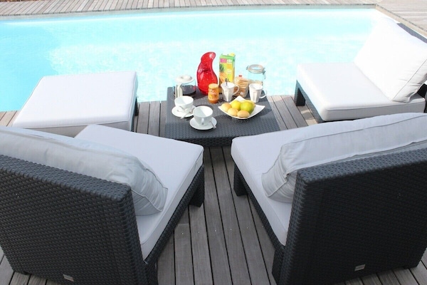 Petit déjeuner face à la piscine