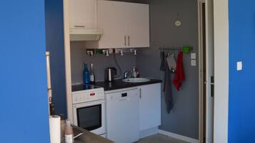 Een koelkast, een microgolfoven, een oven, een kookplaat