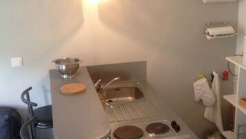 Een koelkast, een microgolfoven, een kookplaat