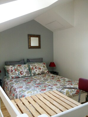 1 slaapkamer, een strijkplank/strijkijzer, wifi, beddengoed