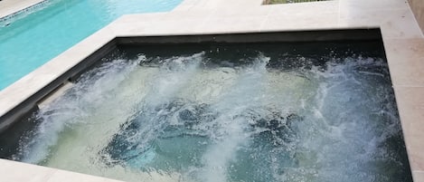 Piscina all'aperto, una piscina riscaldata
