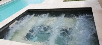 Sur 7HA Villa Climatisée,Terrasses Brumisées,Piscine chauffée,Spa,Boulodrome