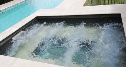 Sur 7HA Villa Climatisée,Terrasses Brumisées,Piscine chauffée,Spa,Boulodrome