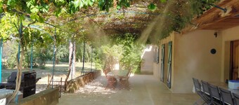 
På 7 hektar: klimatisert villa, fuktede terrasser, oppvarmet svømmebasseng, spa