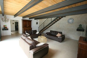 Smart-TV, DVD-Player, Tischfußball, Tischtennisplatte