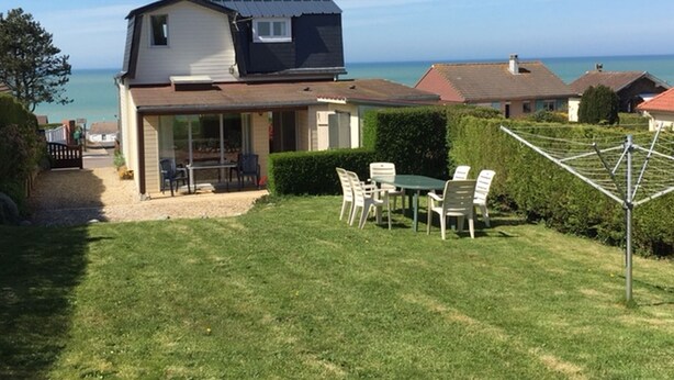A two-story house with a patio and a view of the sea. - Villa vent d'Amont, house on enclosed land, sea view, sleeps 4, pets allowed (Quiberville)
