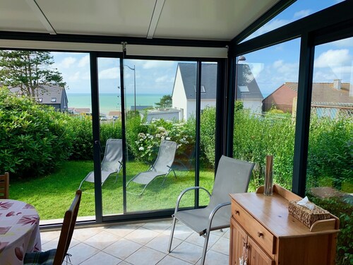 House on fenced land, sea view, pets allowed.