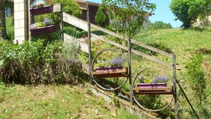 A wooden staircase with flower planters on each step. - The cottage Baragnou lantern Nalzen (Nalzen)