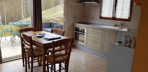 Fridge, microwave, oven, stovetop - The cottage Baragnou lantern Nalzen (Nalzen)