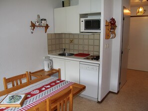Fridge, oven, dishwasher, coffee/tea maker