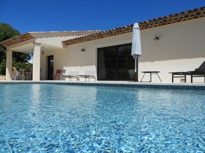 حمّام سباحة مُدفَّأ