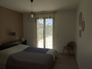 3 bedrooms, iron/ironing board, travel cot, free WiFi