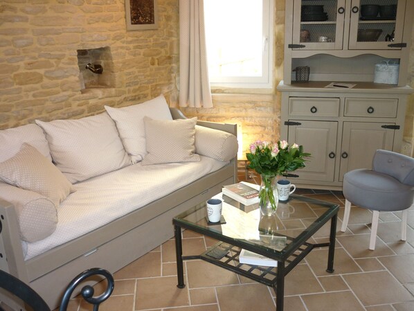 TV, lettore DVD, libri, videoteca