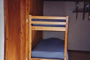 2 slaapkamers, een strijkplank/strijkijzer
