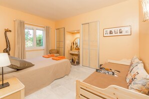 5 bedrooms, iron/ironing board, free WiFi, bed sheets