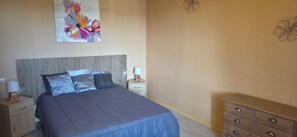 1 slaapkamer, een strijkplank/strijkijzer, gratis wifi