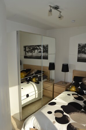 1 soverom, skrivebord, strykejern/-brett og wi-fi (inkludert)