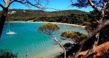 HyĂšres on the Presqu'Ăźle de Giens, Beach and swimming pool facing Porquerolles *** !