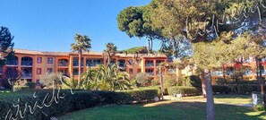 Property grounds - Hyères on the Peninsula Giens, Beach and swimming pool facing Porquerolles *** ! (Hyères)